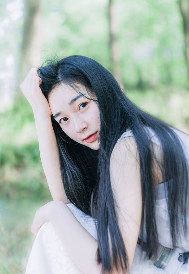 “主公还被囚禁在刺史府中，本是要送往洛阳的，却被那些世家百姓给拦下来，要求处置主公。”管家连忙说道：“老爷，您快想想办法吧。”